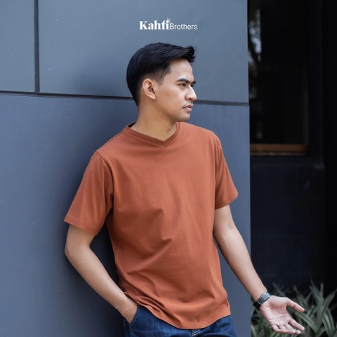 T-shirt V neck Pria combed - BIN CINNAMON